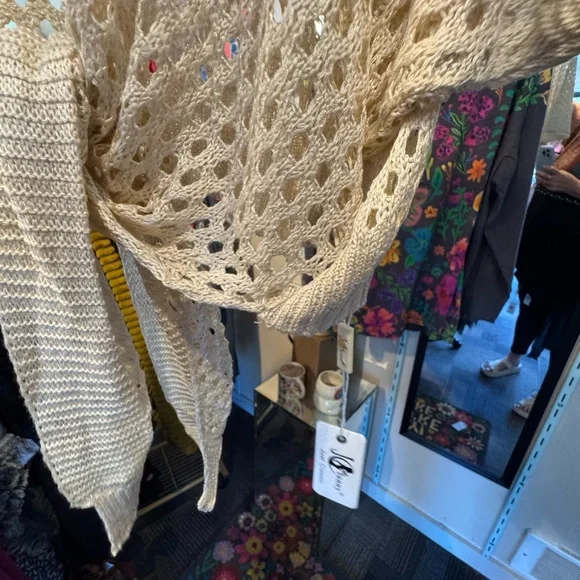 Chic White Poncho Sweater with Fringe Details - Picture 3 of 4